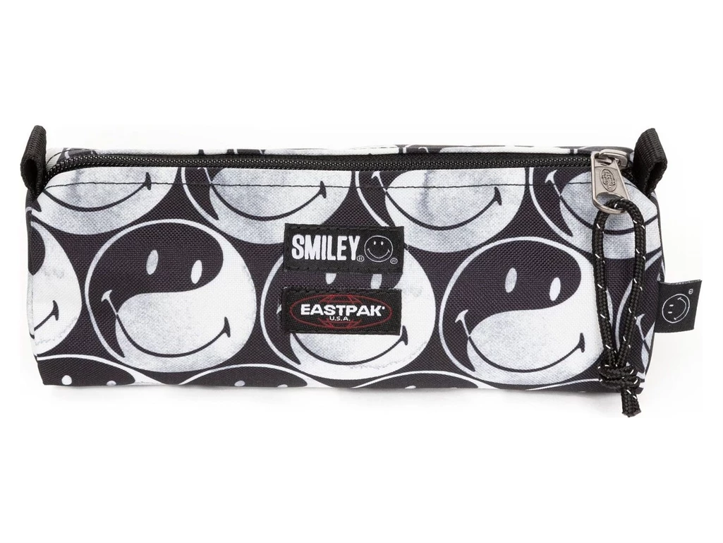  Benchmark Smiley - Astucci unisex Eastpak. Disponibile in diverse taglie:  e colori bianco, nero. YOUSPORTY.