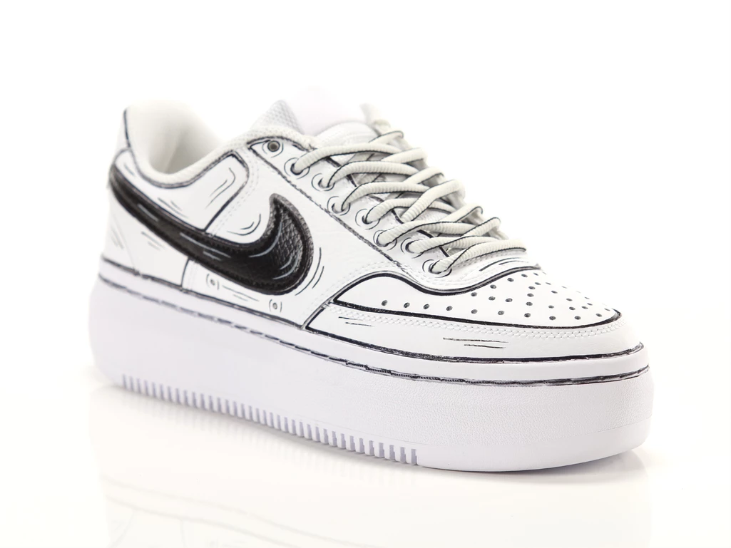  Court Vision Platform Comics Swoosh Black - Sneakers donna Nike. Disponibile in diverse taglie: 42 e colori bianco, nero. YOUSP