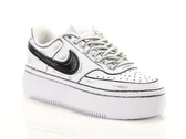  Court Vision Platform Comics Swoosh Black - Sneakers donna Nike. Disponibile in diverse taglie: 42 e colori bianco, nero. YOUSP