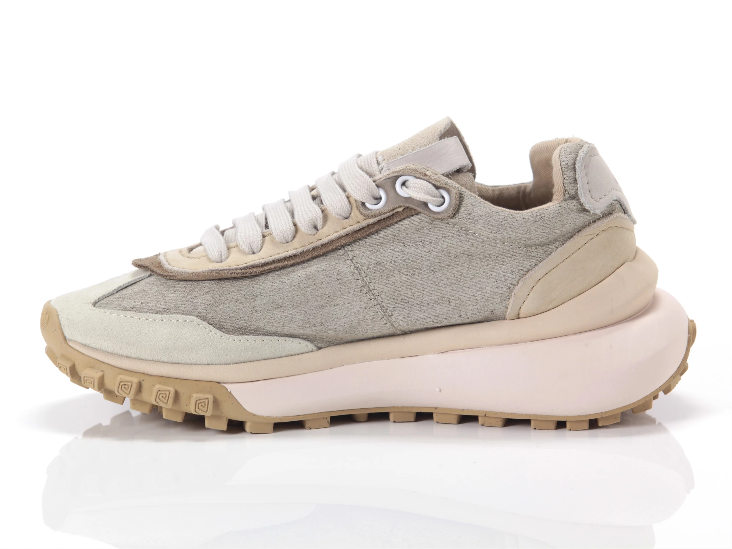 Sneakers bianche da donna con striscia laterale nera e maxi-suola Puma