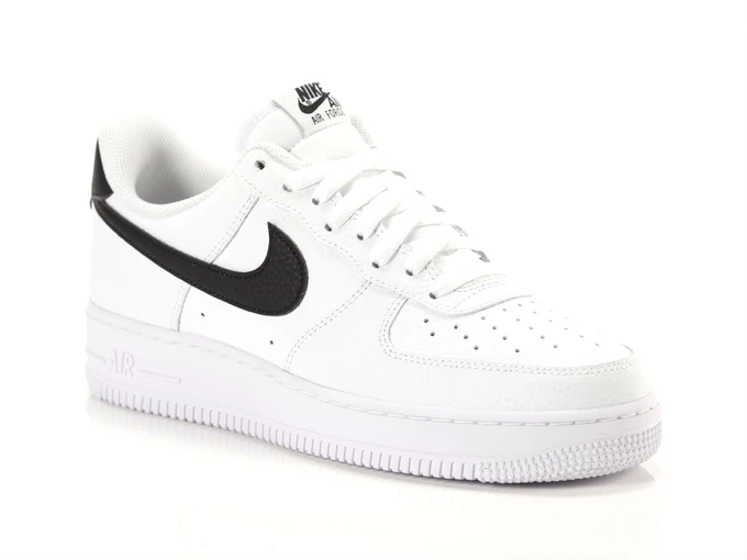  Air Force 1 07 Low - Sneakers uomo Nike. Disponibile in diverse taglie: 46 e colori bianco, nero. YOUSPORTY.