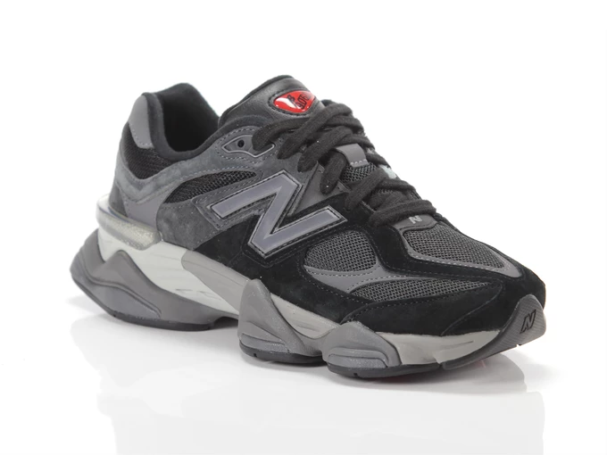  9060 - Sneakers uomo New Balance. Disponibile in diverse taglie: 41, 42, 43, 44, 45, 36, 37, 38, 39 e colori grigio, nero. YOUS