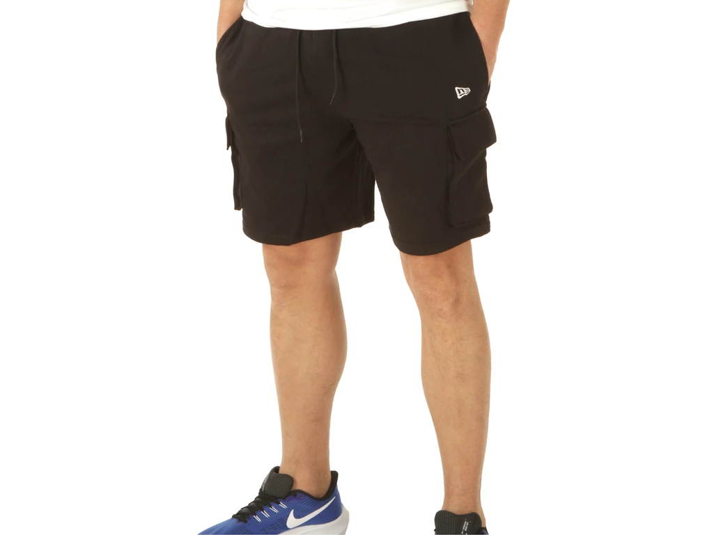  Ne Essentials Cargo Short - Shorts uomo New Era. Disponibile in diverse taglie: m e colori nero. YOUSPORTY.