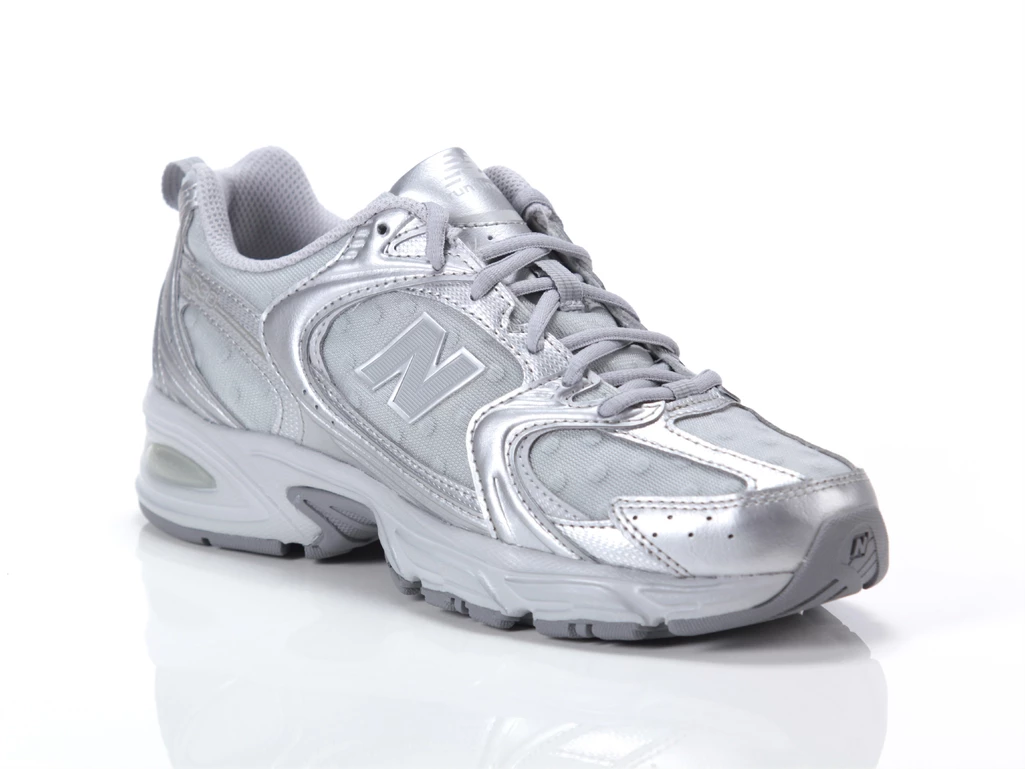  530 - Sneakers unisex uomo New Balance. Disponibile in diverse taglie: 40, 41, 42, 37, 38, 39 e colori grigio, argento. YOUSPOR