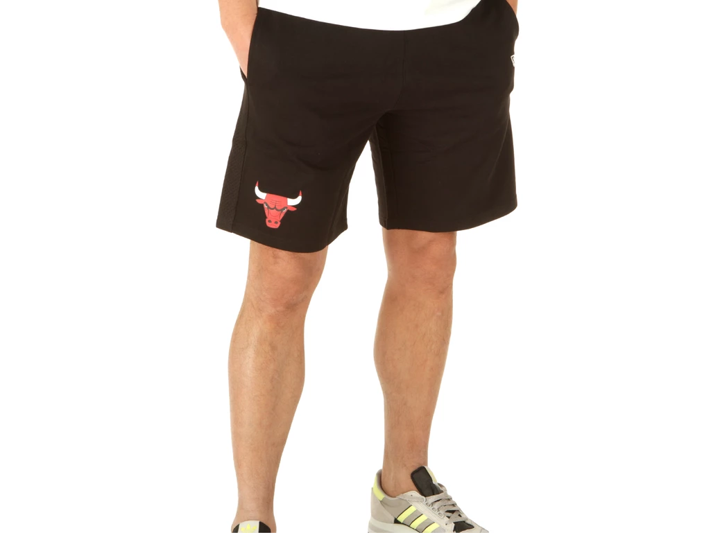  Nba Team Logo Short Chicago Bulls - Shorts uomo New Era. Disponibile in diverse taglie: l, s, xl e colori nero. YOUSPORTY.