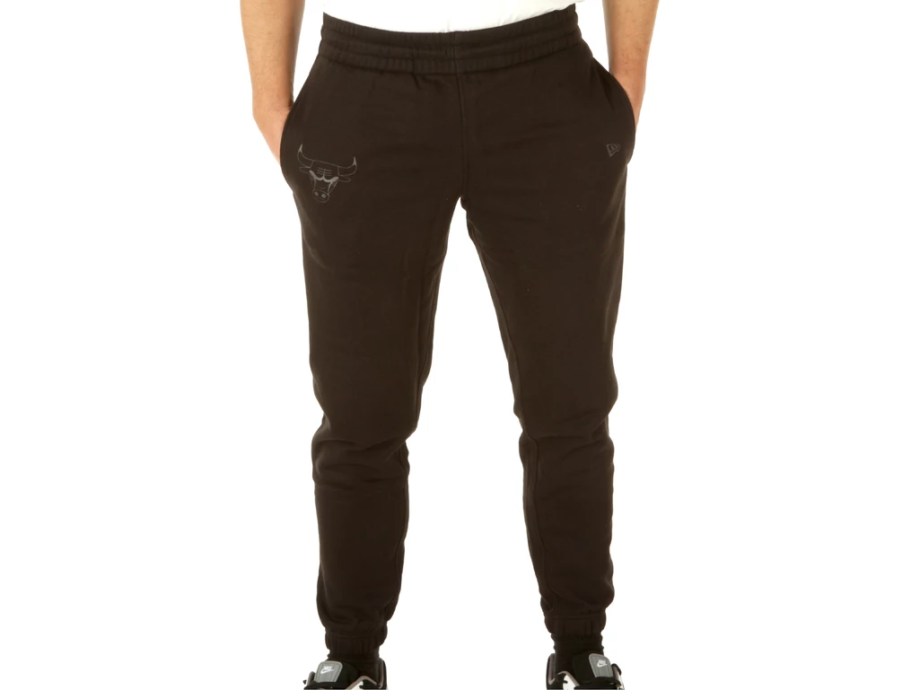  NBA Reflective Logo Joggers Chicago Bull - Pantaloni uomo New Era. Disponibile in diverse taglie: l, m, s e colori nero. YOUSPO