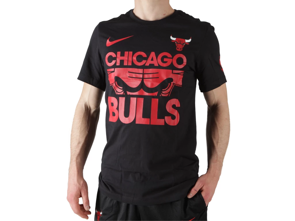  CHICAGO BULLS COURTSIDE - T-Shirt uomo Nike. Disponibile in diverse taglie: l, m, s, xl e colori rosso, nero. YOUSPORTY.