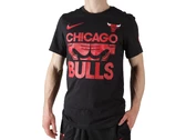  CHICAGO BULLS COURTSIDE - T-Shirt uomo Nike. Disponibile in diverse taglie: l, m, s, xl e colori rosso, nero. YOUSPORTY.