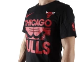  CHICAGO BULLS COURTSIDE - T-Shirt uomo Nike. Disponibile in diverse taglie: l, m, s, xl e colori rosso, nero. YOUSPORTY.