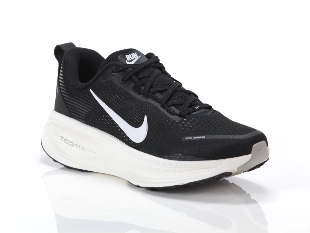  VOMERO 18 - Running uomo Nike. Disponibile in diverse taglie: 46, 40, 41, 42, 43, 44, 45 e colori bianco, nero. YOUSPORTY.