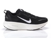  VOMERO 18 - Running uomo Nike. Disponibile in diverse taglie: 46, 40, 41, 42, 43, 44, 45 e colori bianco, nero. YOUSPORTY.