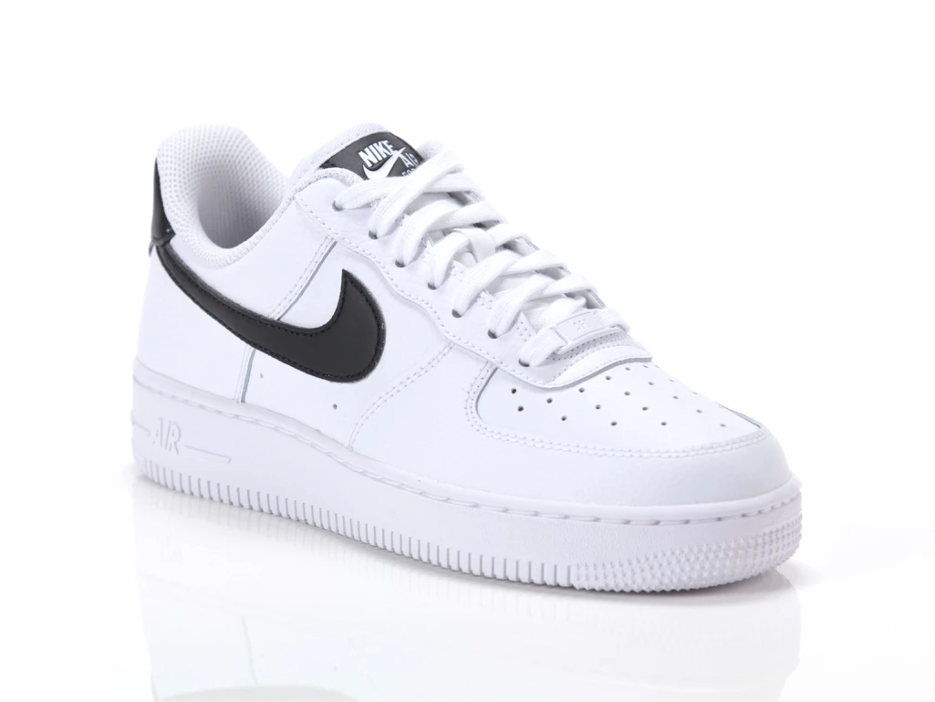  Air Force 1 '07 - Sneakers donna Nike. Disponibile in diverse taglie: 40, 41, 36, 37, 38, 39 e colori bianco, nero. YOUSPORTY.