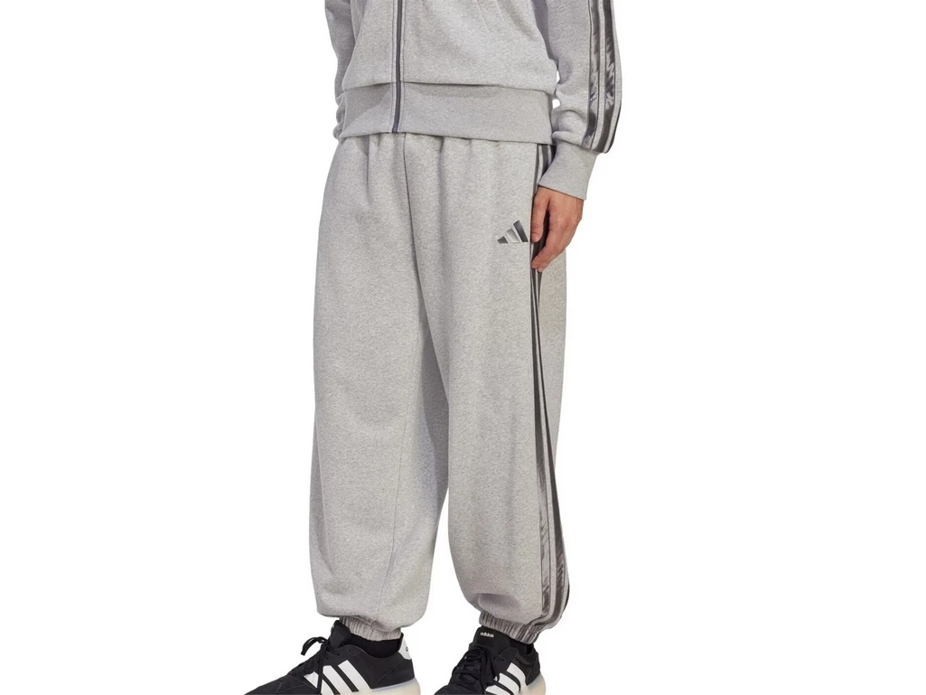  Essentials Holiday Pant - Pantaloni uomo Adidas. Disponibile in diverse taglie: l, m, s, xl e colori grigio. YOUSPORTY.