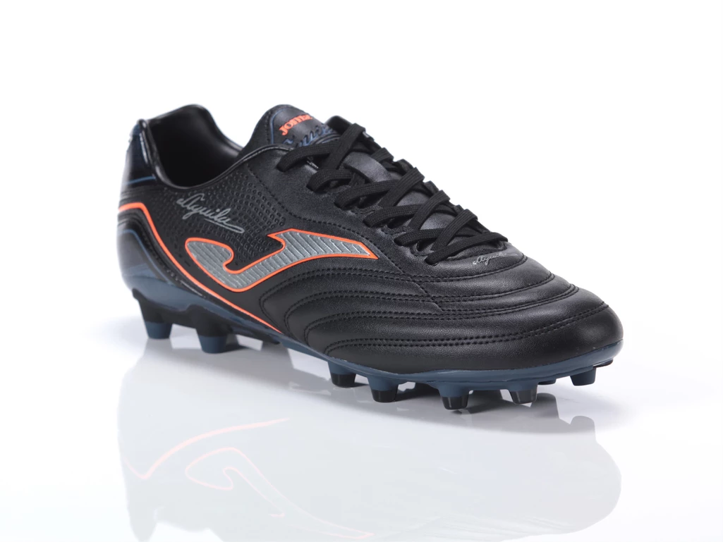  AGUILA - Calcio uomo Joma. Disponibile in diverse taglie: 40, 41, 42, 43, 44, 45 e colori nero, arancione. YOUSPORTY.