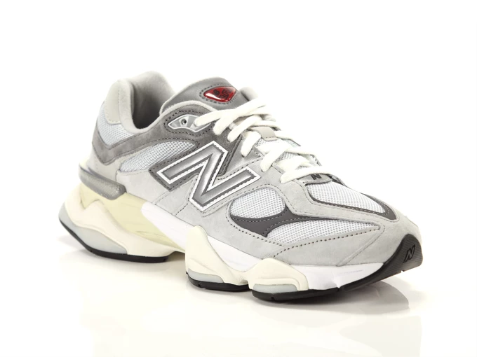  9060 - Sneakers uomo New Balance. Disponibile in diverse taglie: 46, 41, 42, 43, 44, 45, 47 e colori grigio, bianco. YOUSPORTY.