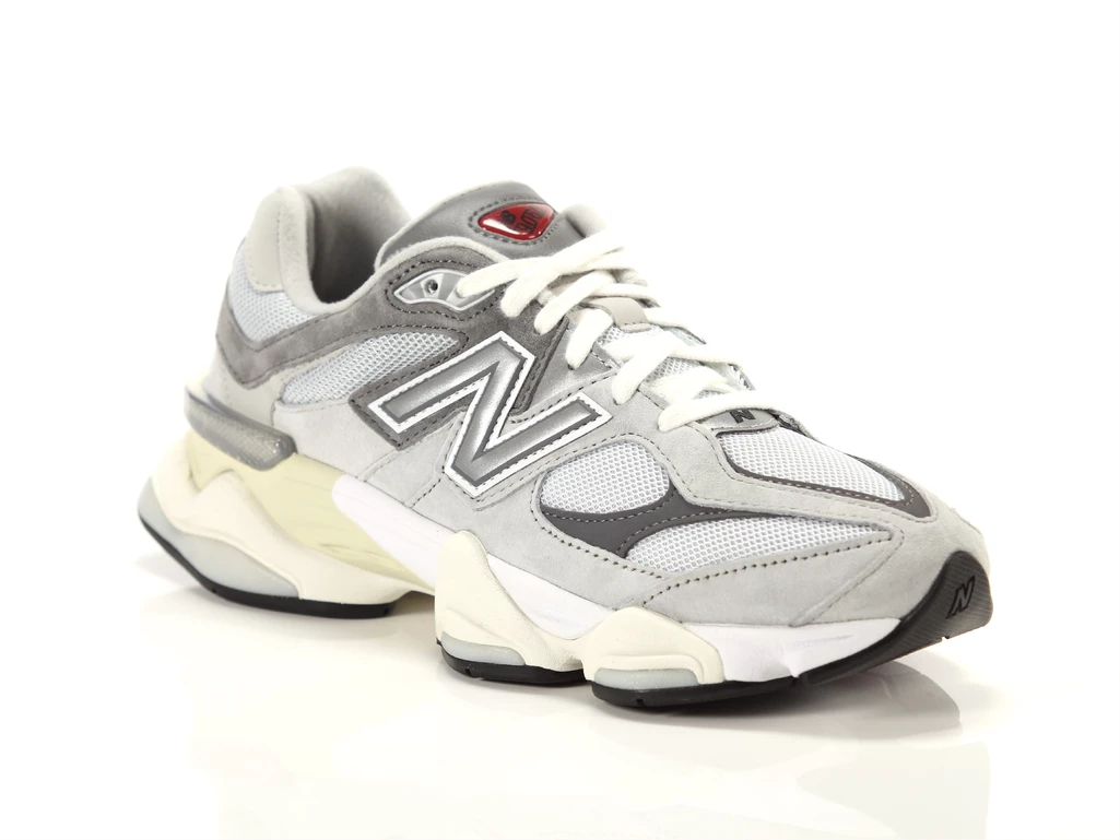  9060 - Sneakers uomo New Balance. Disponibile in diverse taglie: 46, 41, 42, 43, 44, 45, 47 e colori grigio, bianco. YOUSPORTY.