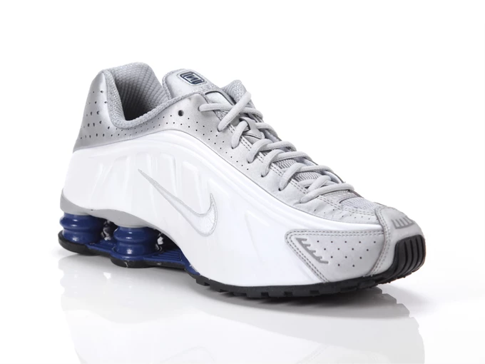  NIKE SHOX R4 - Sneakers uomo Nike. Disponibile in diverse taglie: 42, 43 e colori argento, bianco, blu. YOUSPORTY.