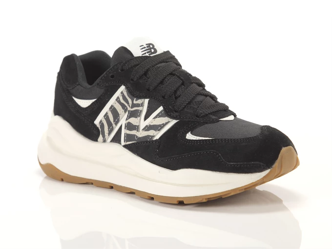  5740 Black - Sneakers donna New Balance. Disponibile in diverse taglie: 37 e colori beige, nero. YOUSPORTY.