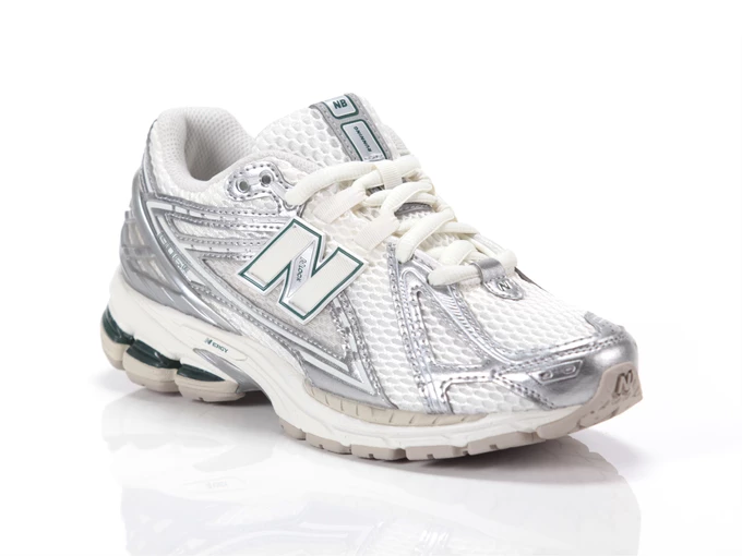  1906 - Sneakers donna New Balance. Disponibile in diverse taglie: 36, 37, 38, 39, 35, 34 e colori argento, bianco. YOUSPORTY.