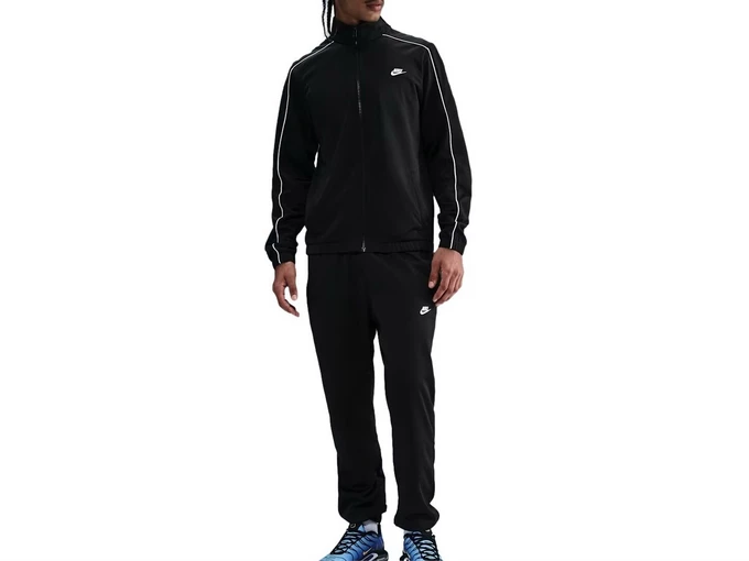  M NK CLUB PK TRK SUIT - Tuta uomo Nike. Disponibile in diverse taglie: l, m, s, xl e colori nero. YOUSPORTY.