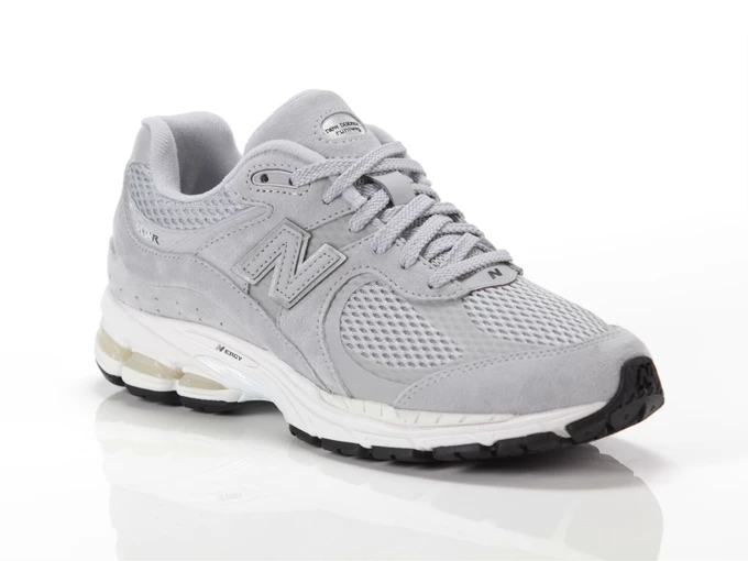  2002 - Sneakers uomo New Balance. Disponibile in diverse taglie: 41, 42, 43, 44, 45 e colori bianco, grigio chiaro. YOUSPORTY.