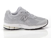  2002 - Sneakers uomo New Balance. Disponibile in diverse taglie: 41, 42, 43, 44, 45 e colori bianco, grigio chiaro. YOUSPORTY.