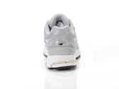  2002 - Sneakers uomo New Balance. Disponibile in diverse taglie: 41, 42, 43, 44, 45 e colori bianco, grigio chiaro. YOUSPORTY.