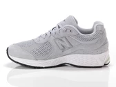  2002 - Sneakers uomo New Balance. Disponibile in diverse taglie: 41, 42, 43, 44, 45 e colori bianco, grigio chiaro. YOUSPORTY.