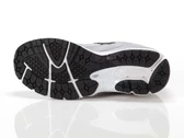 2002 - Sneakers uomo New Balance. Disponibile in diverse taglie: 41, 42, 43, 44, 45 e colori bianco, grigio chiaro. YOUSPORTY.