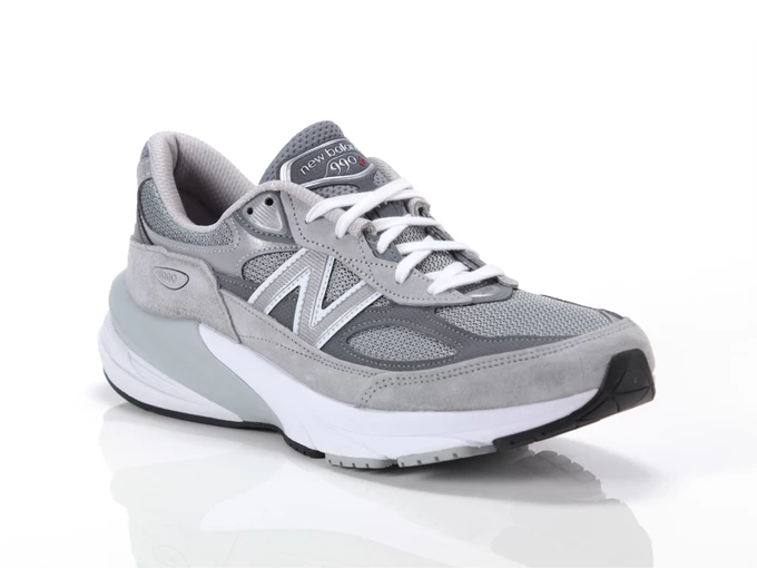  990 - Sneakers uomo New Balance. Disponibile in diverse taglie: 43, 45 e colori grigio. YOUSPORTY.
