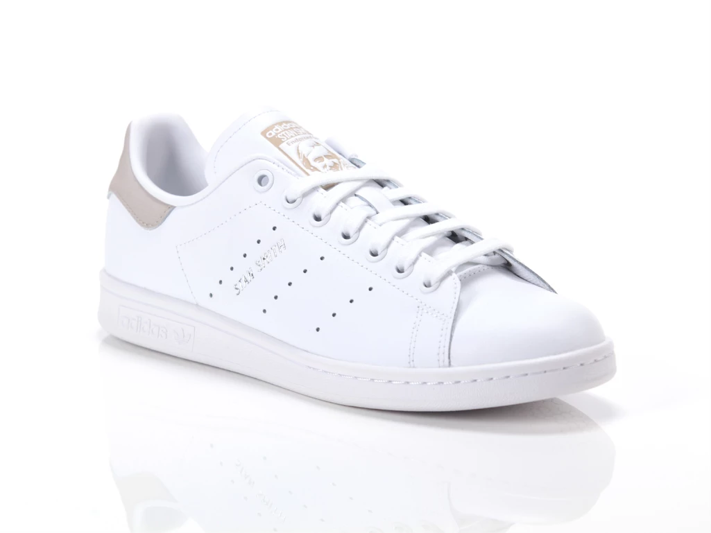  STAN SMIT - Sneakers uomo Adidas. Disponibile in diverse taglie: 40, 42, 43, 44 e colori beige, bianco. YOUSPORTY.