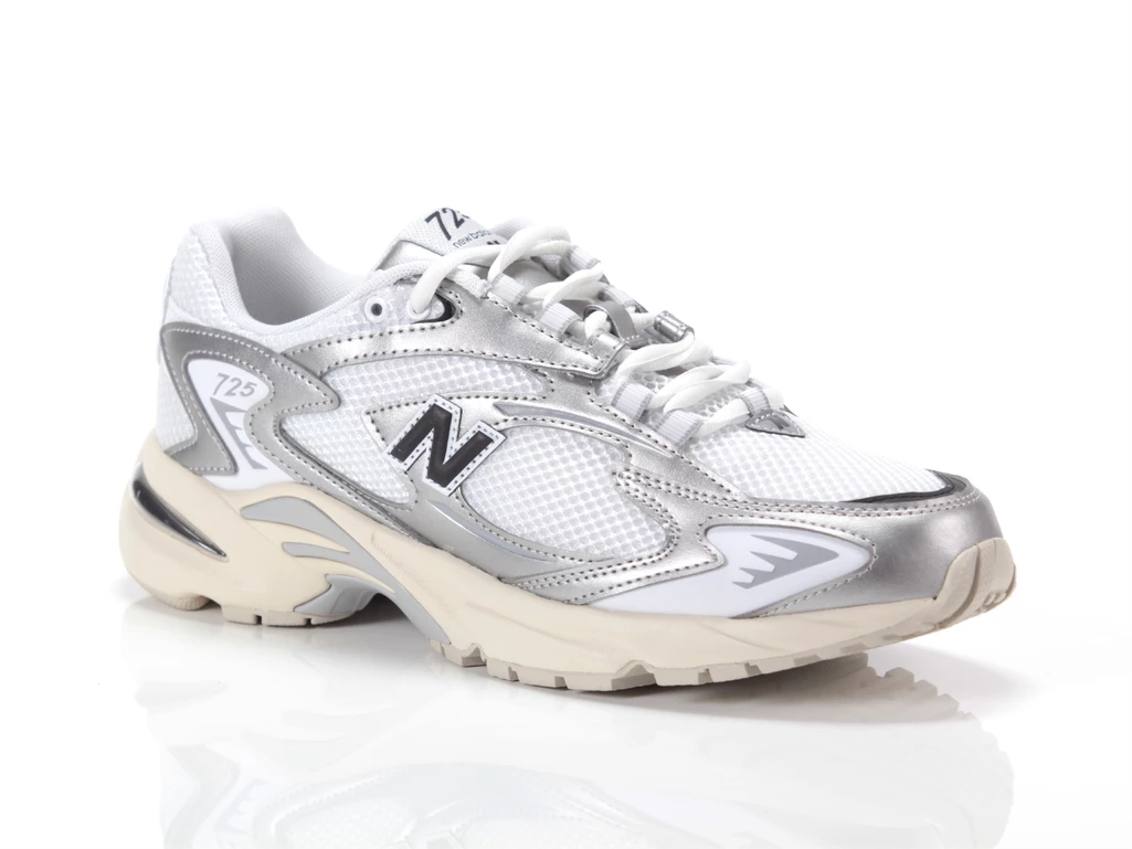  725 - Sneakers unisex New Balance. Disponibile in diverse taglie: 40, 41, 42, 37, 38, 39 e colori argento, bianco. YOUSPORTY.