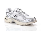  725 - Sneakers unisex New Balance. Disponibile in diverse taglie: 40, 41, 42, 37, 38, 39 e colori argento, bianco. YOUSPORTY.