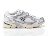  725 - Sneakers unisex New Balance. Disponibile in diverse taglie: 40, 41, 42, 37, 38, 39 e colori argento, bianco. YOUSPORTY.