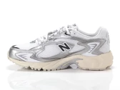  725 - Sneakers unisex New Balance. Disponibile in diverse taglie: 40, 41, 42, 37, 38, 39 e colori argento, bianco. YOUSPORTY.