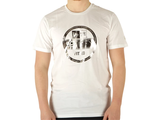  Essential Visor Sticker Tee Whisil - T-Shirt uomo New Era. Disponibile in diverse taglie: l, s, xl e colori argento, bianco. YO