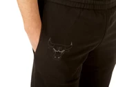  NBA Reflective Logo Joggers Chicago Bull - Pantaloni uomo New Era. Disponibile in diverse taglie: s e colori nero. YOUSPORTY.