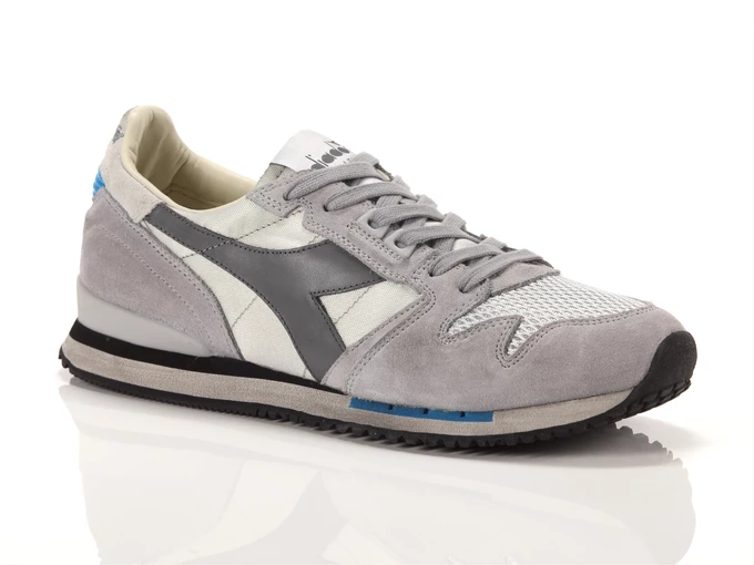  Exodus Nyl - Sneakers uomo Diadora Heritage. Disponibile in diverse taglie: 36, 37 e colori grigio, grigio scuro, blu. YOUSPORT