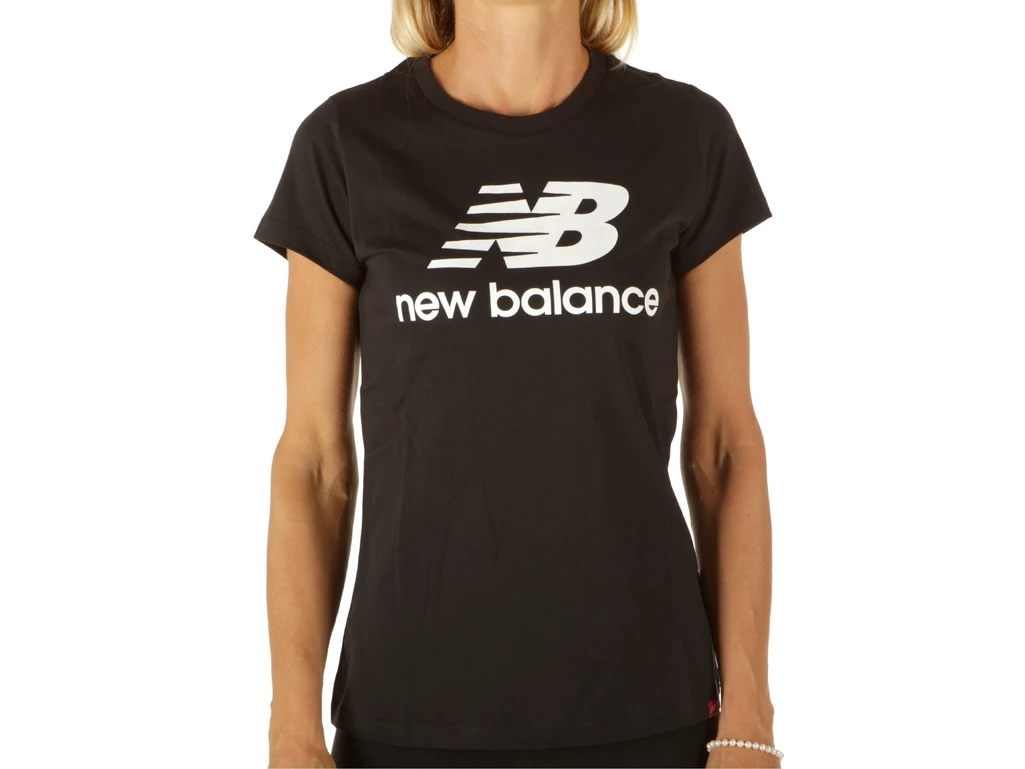  Essential Stacked Logo Tee Black - T-Shirt donna New Balance. Disponibile in diverse taglie: xs e colori bianco, nero. YOUSPORT