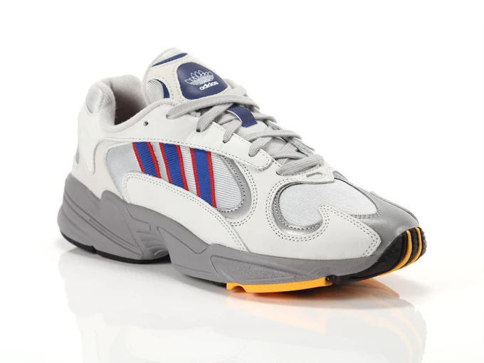  Yung-1 - Sneakers uomo Adidas. Disponibile in diverse taglie: 46, 40, 41, 42, 45 e colori grigio, rosso, blu. YOUSPORTY.