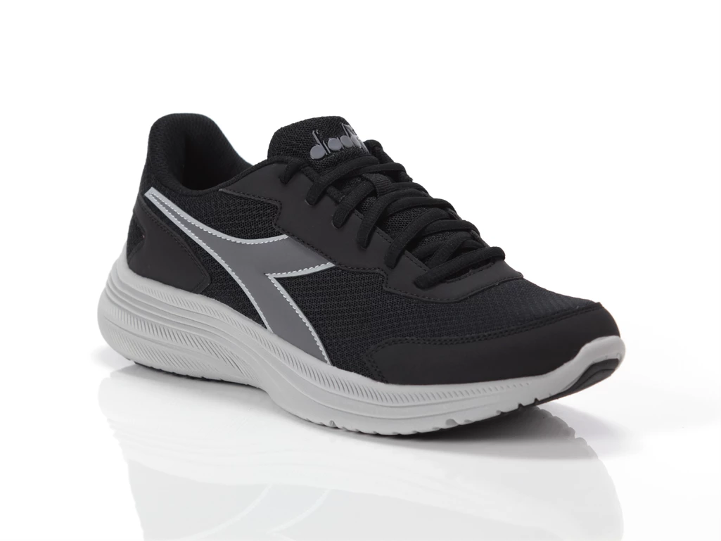  EAGLE 7 - Sneakers uomo Diadora. Disponibile in diverse taglie: 42, 43, 44 e colori grigio, nero. YOUSPORTY.