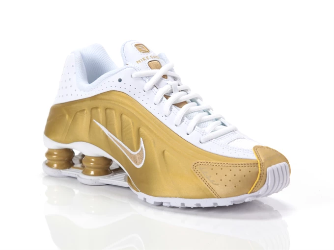  SHOX R4 - Sneakers ragazzo Nike. Disponibile in diverse taglie: 37, 38, 39 e colori bianco, oro. YOUSPORTY.