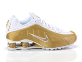  SHOX R4 - Sneakers ragazzo Nike. Disponibile in diverse taglie: 37, 38, 39 e colori bianco, oro. YOUSPORTY.