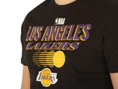  Nba Team Graphic Tee Los Angeles Lakers - T-Shirt uomo New Era. Disponibile in diverse taglie: xl e colori giallo, viola, nero.