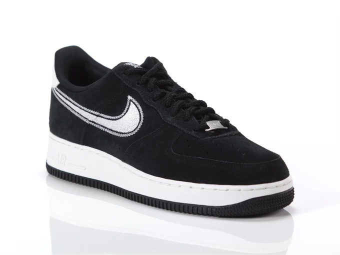  AIR FORCE 1 '07 - Sneakers uomo Nike. Disponibile in diverse taglie: 40, 44 e colori argento, nero. YOUSPORTY.