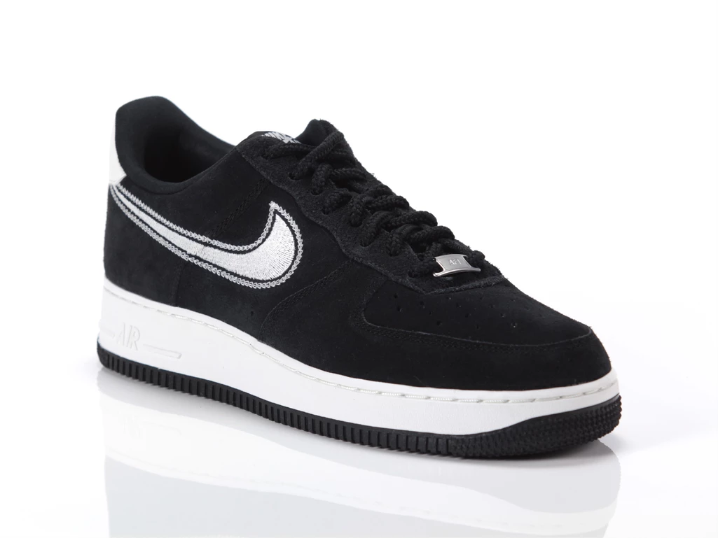  AIR FORCE 1 '07 - Sneakers uomo Nike. Disponibile in diverse taglie: 40, 44 e colori argento, nero. YOUSPORTY.