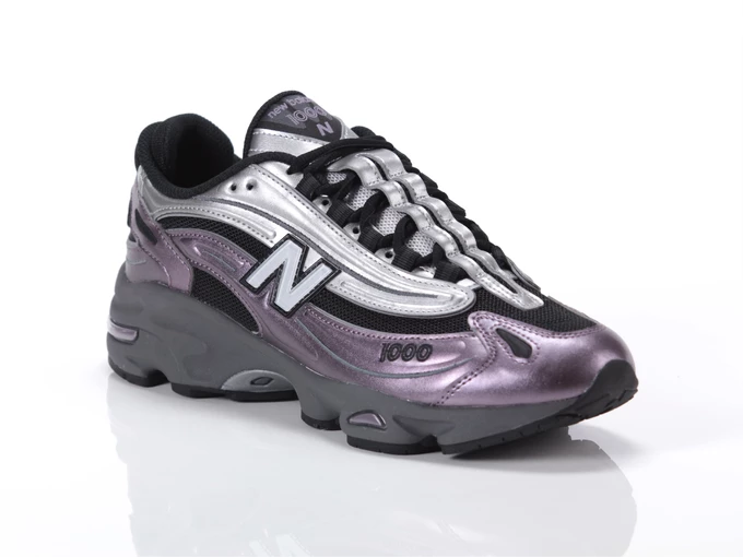  1000 - Sneakers uomo New Balance. Disponibile in diverse taglie: 46, 40, 41, 42, 43, 44, 45, 47 e colori viola, argento, nero. 