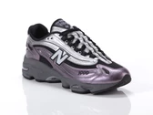  1000 - Sneakers uomo New Balance. Disponibile in diverse taglie: 46, 40, 41, 42, 43, 44, 45, 47 e colori viola, argento, nero. 