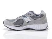  2002 - Sneakers uomo New Balance. Disponibile in diverse taglie: 40 e colori grigio. YOUSPORTY.