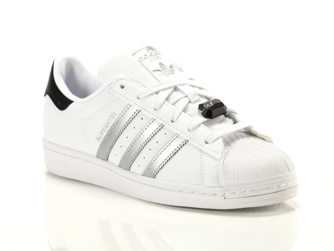  Superstar W - Sneakers donna Adidas. Disponibile in diverse taglie: 40, 39 e colori argento, bianco, nero. YOUSPORTY.
